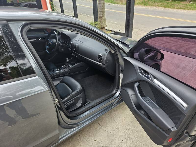 AUDI - A3 - 2013/2014 - Cinza - R$ 74.900,00