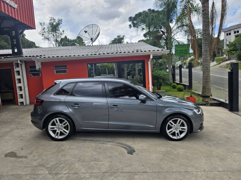 AUDI - A3 - 2013/2014 - Cinza - R$ 74.900,00